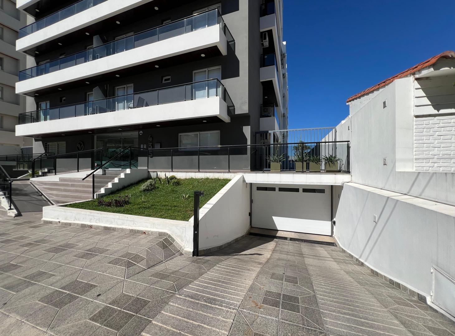 Foto de Departamento de un dormitorio con balcón y cochera, imagen 2