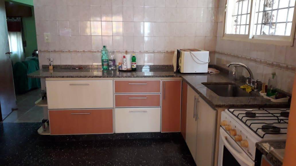 Venta Casa en Lanús Este Ideal 2 familias o subdivisión en 3 PH independientes.