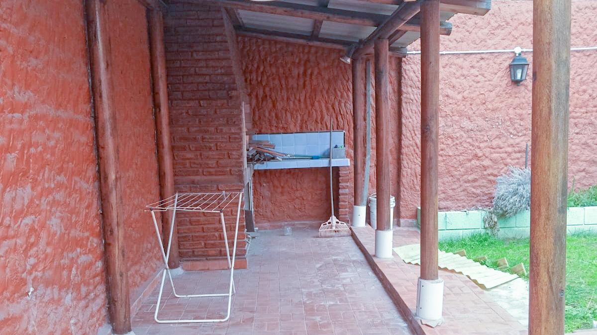 Venta Casa en Avellaneda de 3 ambientes con entrada de auto y pequeño fondo