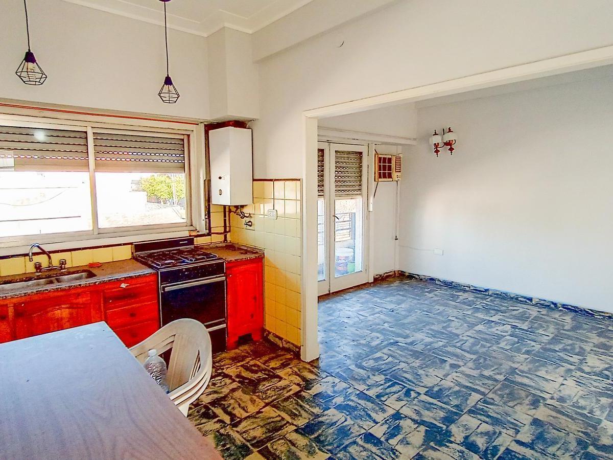 Venta PH en Lanús Oeste de 4 Ambientes con Balcón Al Frente y Terraza Propia 1