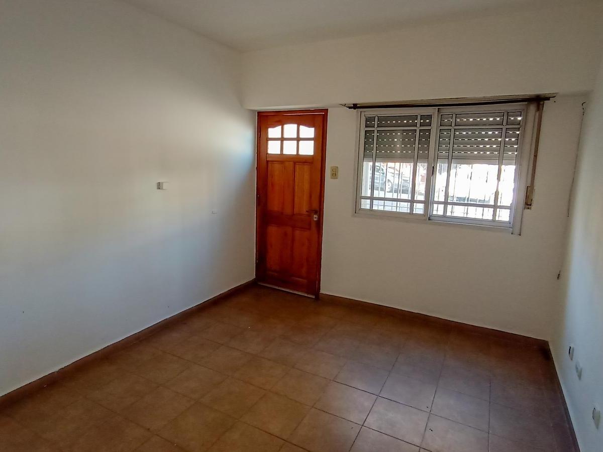 Venta PH en Lanús Oeste 2 Ambientes Al Frente con Cochera y Patio 2