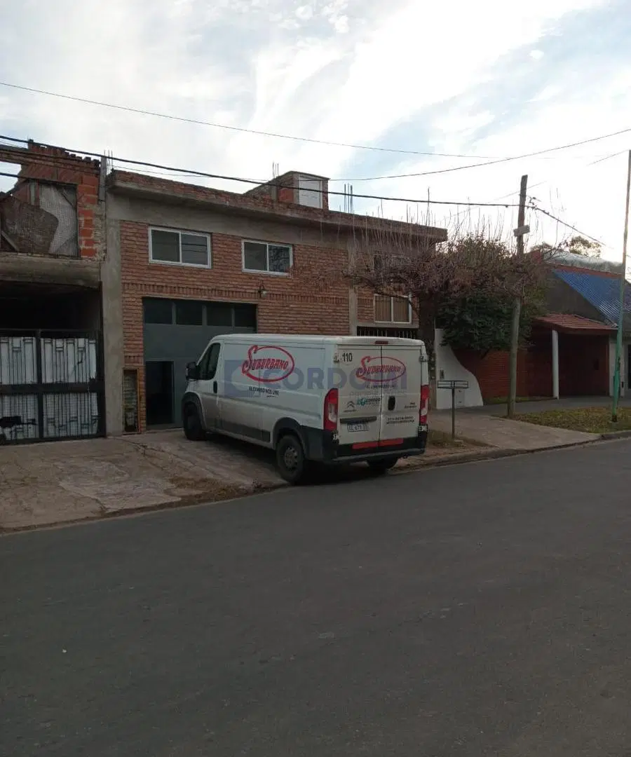 Venta de Galpón en Temperley Este con 2 viviendas independientes a metros de Av. Eva Perón 2