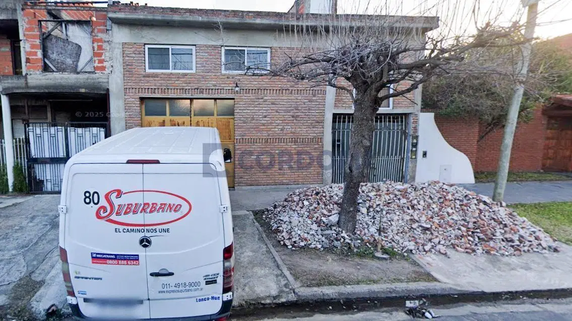 Venta de Galpón en Temperley Este con 2 viviendas independientes a metros de Av. Eva Perón 1