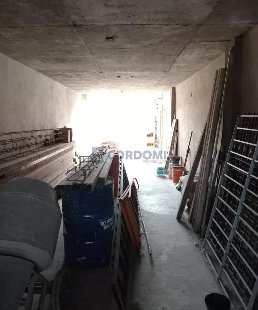 Venta de Galpón en Temperley Este con 2 viviendas independientes a metros de Av. Eva Perón 4