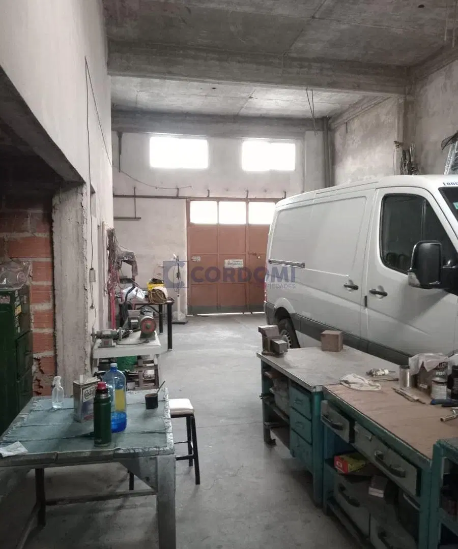 Venta de Galpón en Temperley Este con 2 viviendas independientes a metros de Av. Eva Perón 5