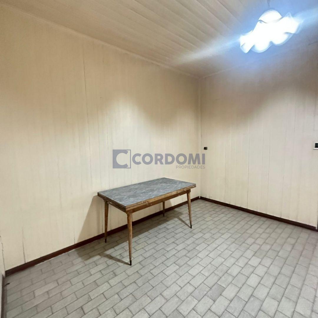 Foto de Venta de Casa en Lanús Oeste con Jardín al Frente y Garage, imagen 4