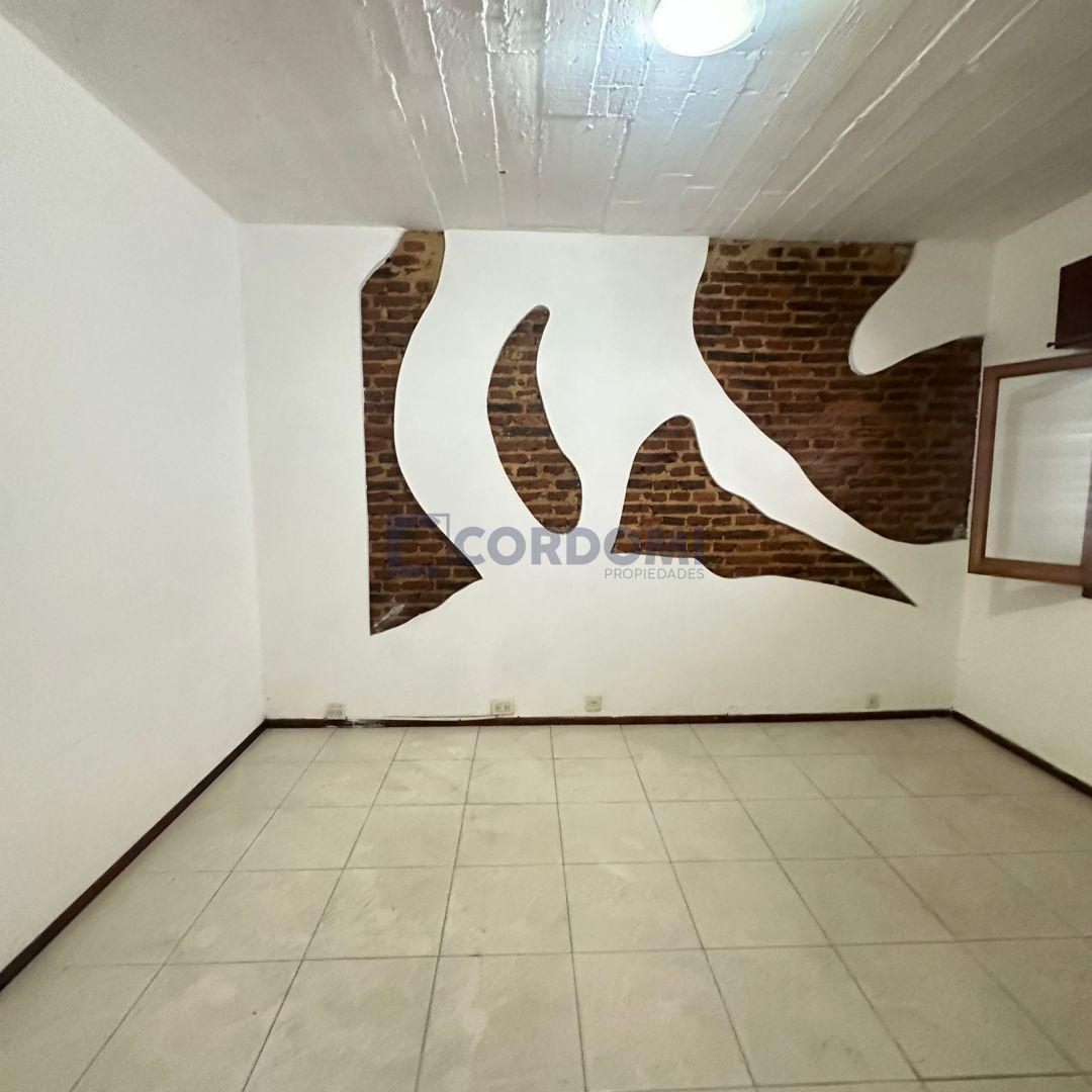 Foto de Venta de Casa en Lanús Oeste con Jardín al Frente y Garage, imagen 3