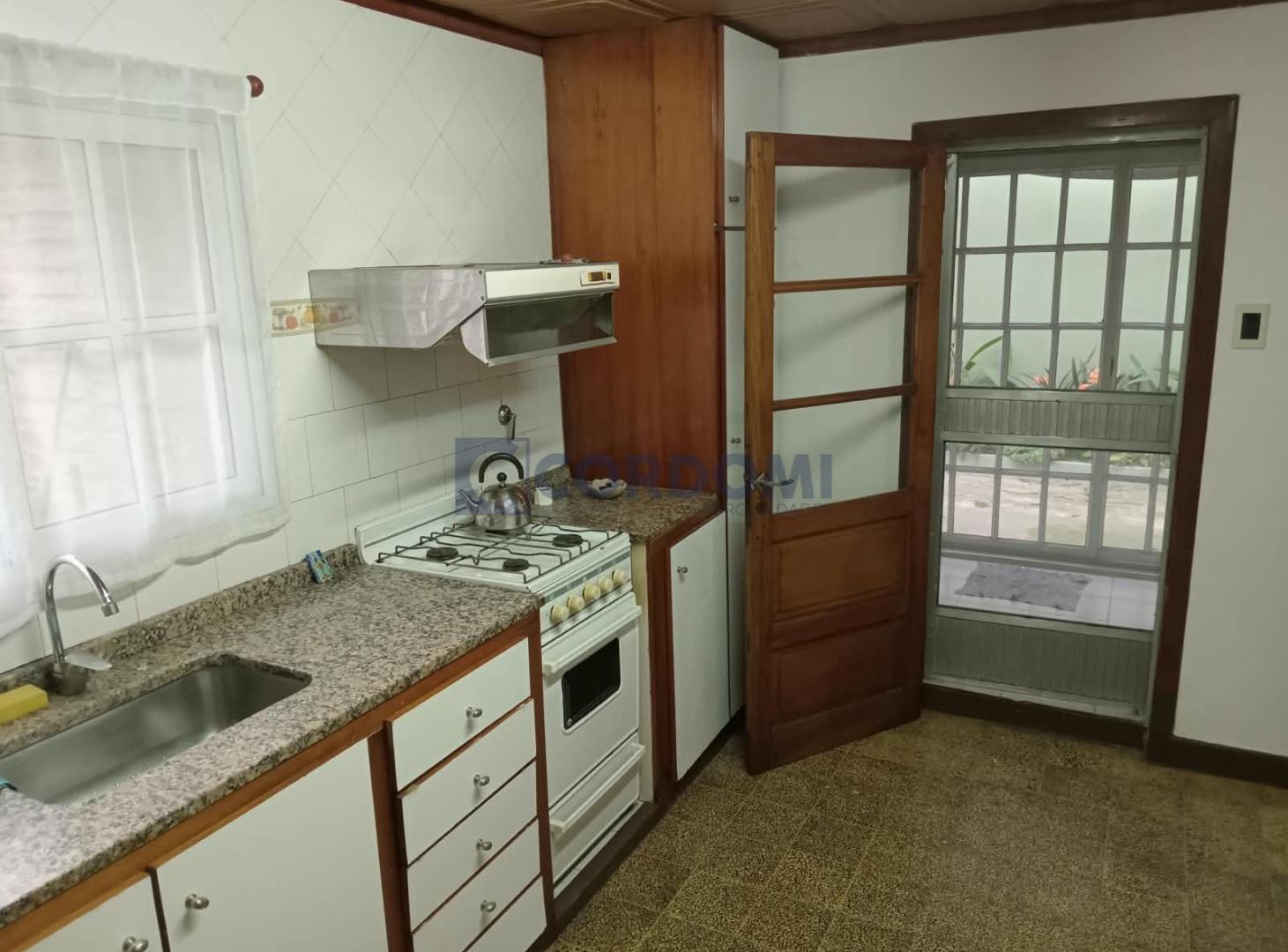 Foto de Venta de Casa en Lanús Oeste con Jardín al Frente y Garage, imagen 5