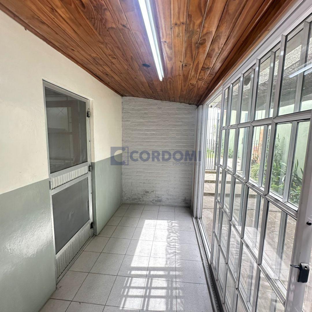Foto de Venta de Casa en Lanús Oeste con Jardín al Frente y Garage, imagen 2