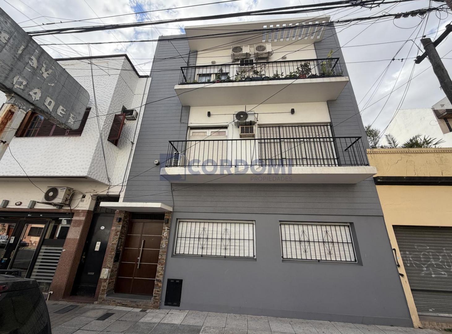 Foto de Venta de Departamento en Lanús Este de 3 ambientes en Planta Baja, imagen 1