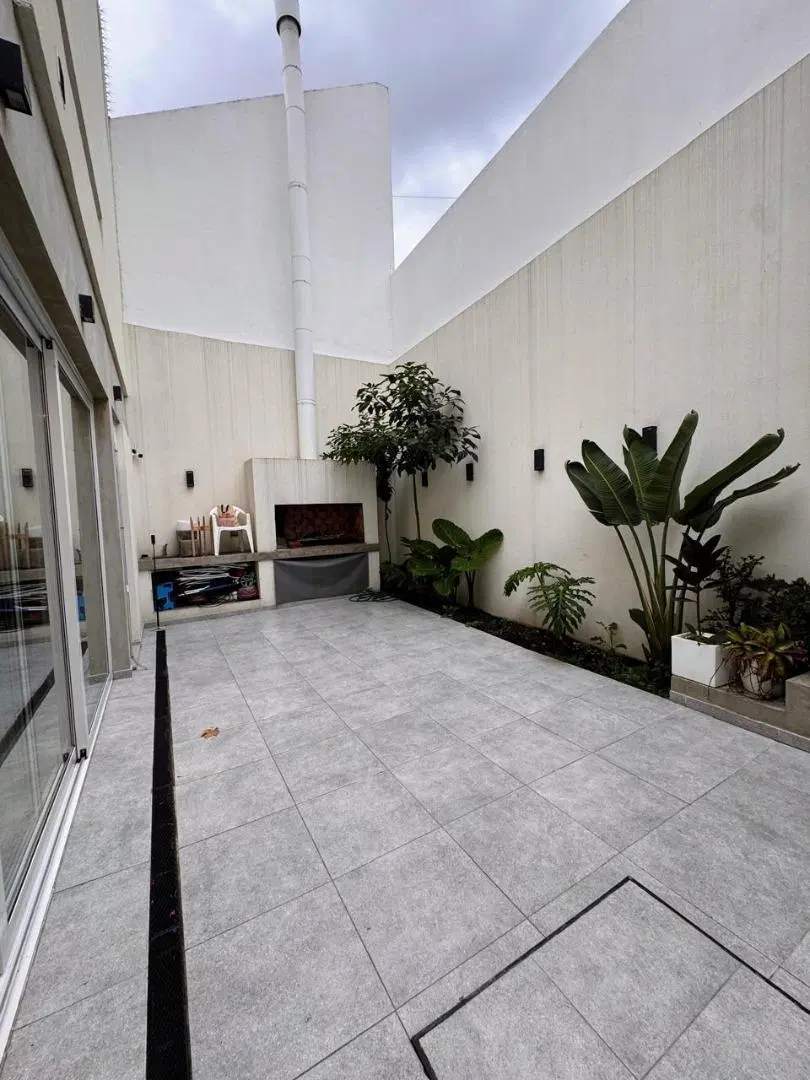 Casa en 3 Plantas • Máxima Calidad y Luz en Villa del Parque 3