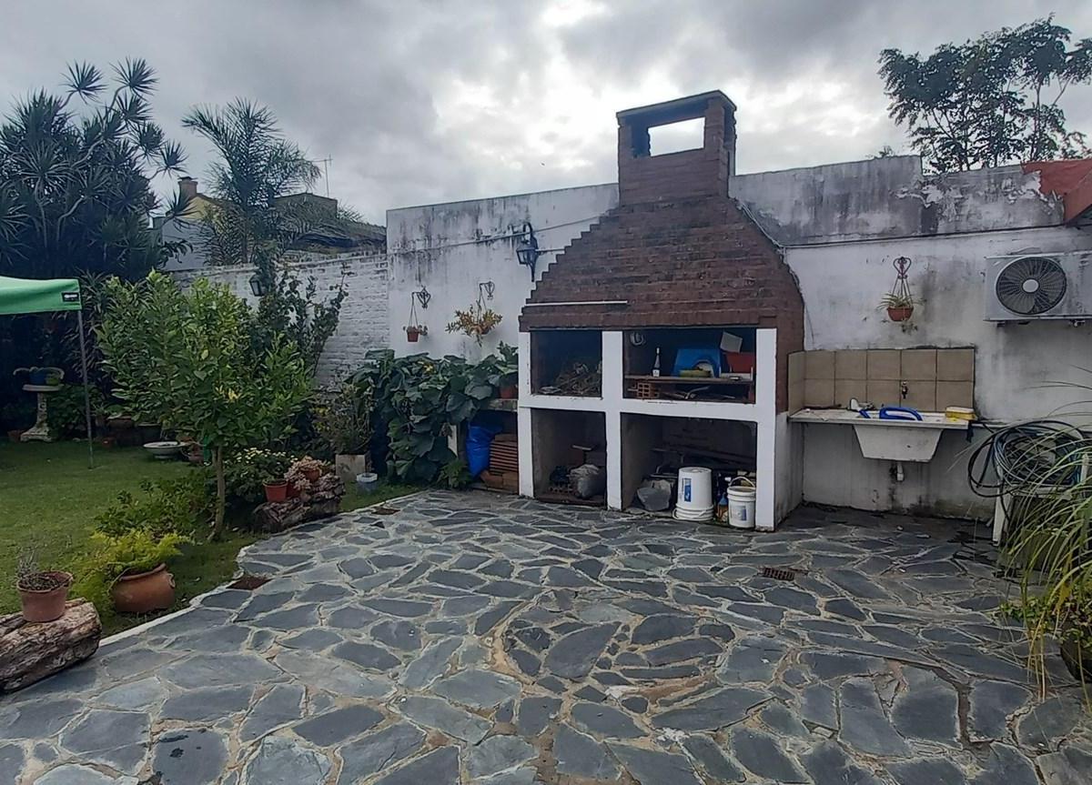 Chalet con 3 Dorm. y Depto en Venta en Don Bosco 5