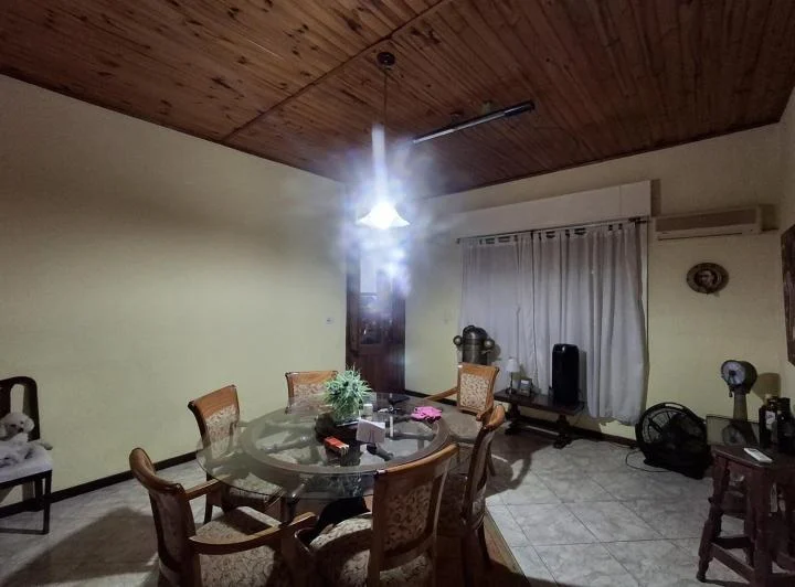 Casa en alquiler con 2 dormitorios y parque en Quilmes Oeste 3