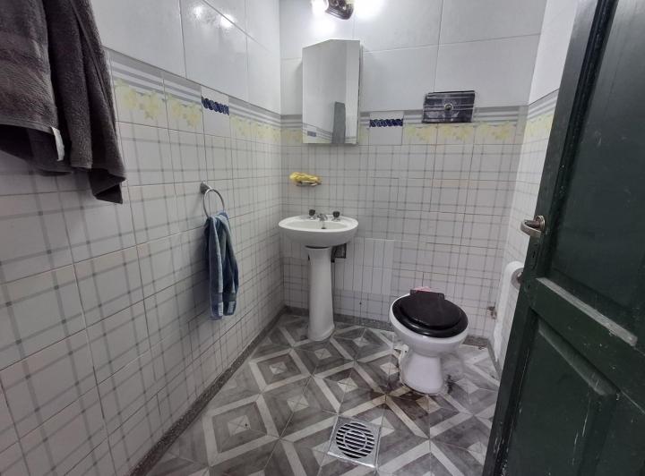 Casa en alquiler con 2 dormitorios y parque en Quilmes Oeste 2