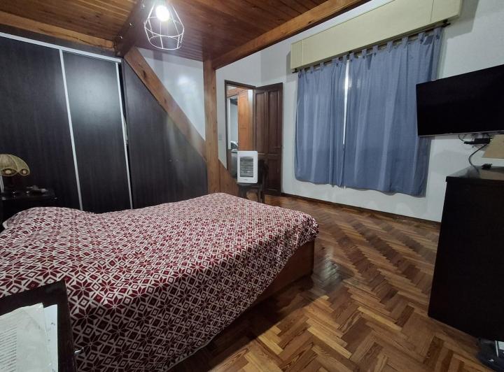 Casa en alquiler con 2 dormitorios y parque en Quilmes Oeste 5