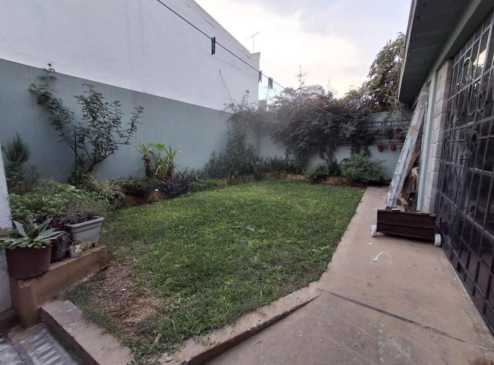 Casa en alquiler con 2 dormitorios y parque en Quilmes Oeste 4