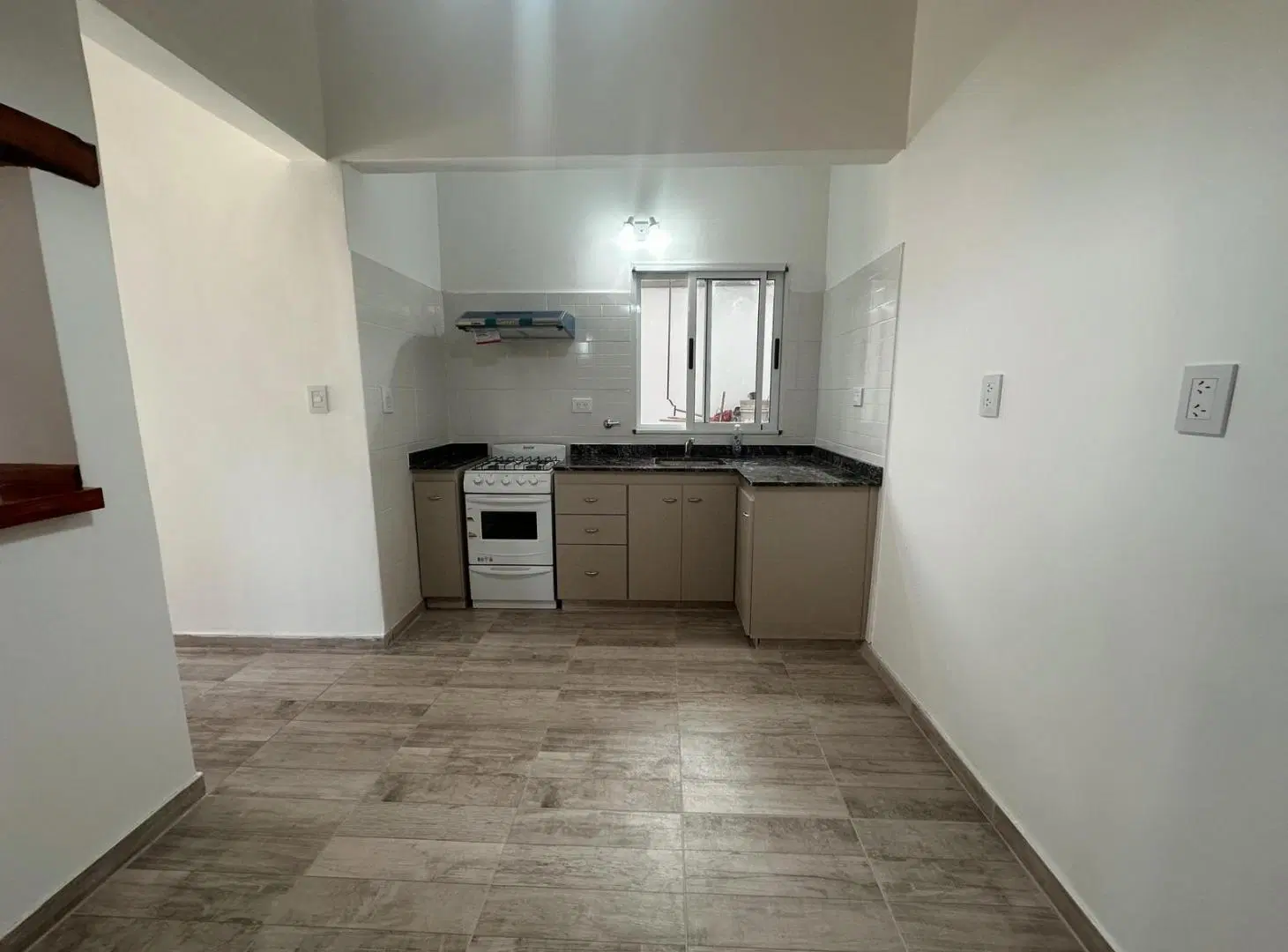 Casa en alquiler de dos dormitorios con garage zona Ludueña 3