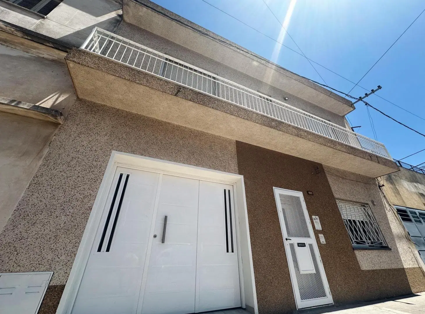 Casa en alquiler de dos dormitorios con garage zona Ludueña 2