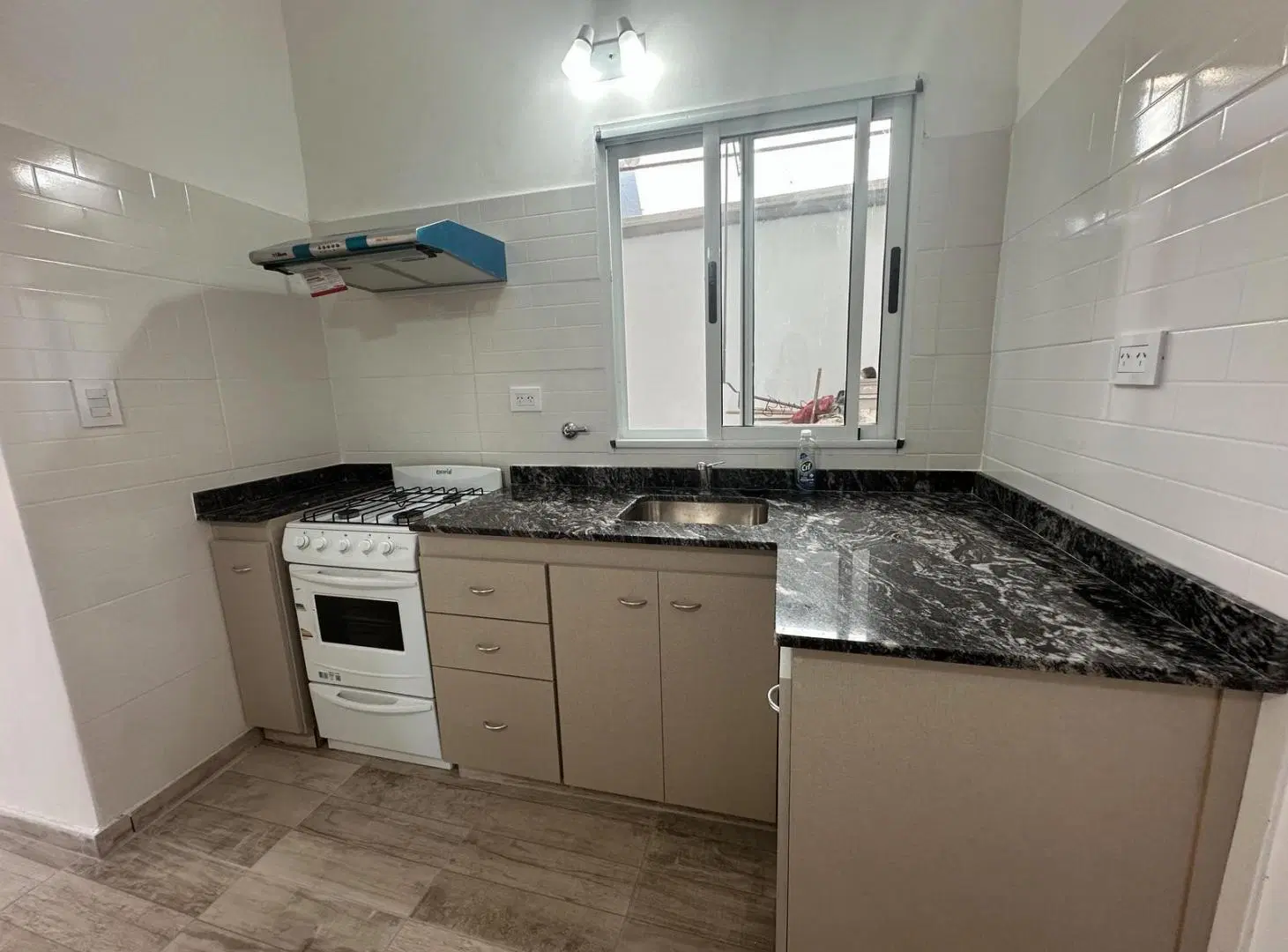 Casa en alquiler de dos dormitorios con garage zona Ludueña 5
