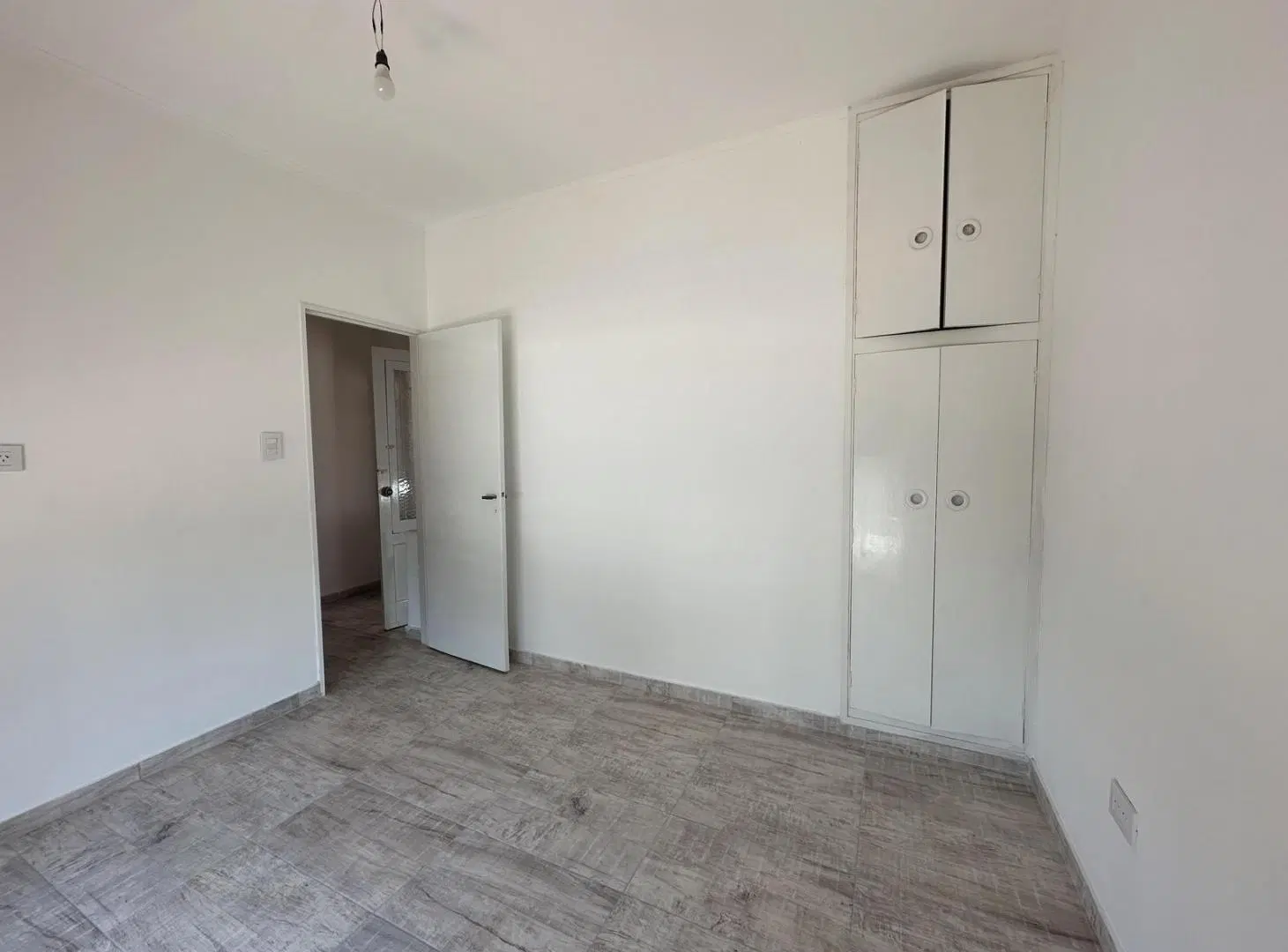 Casa en alquiler de dos dormitorios con garage zona Ludueña 8