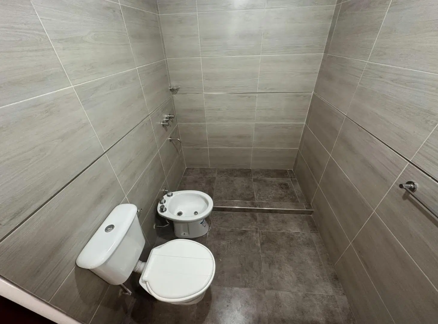 Casa en alquiler de dos dormitorios con garage zona Ludueña 4