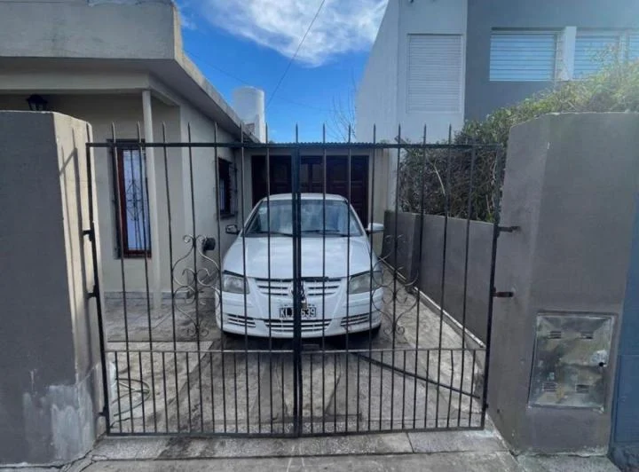 Casa 3 ambientes con garage  y patio  2