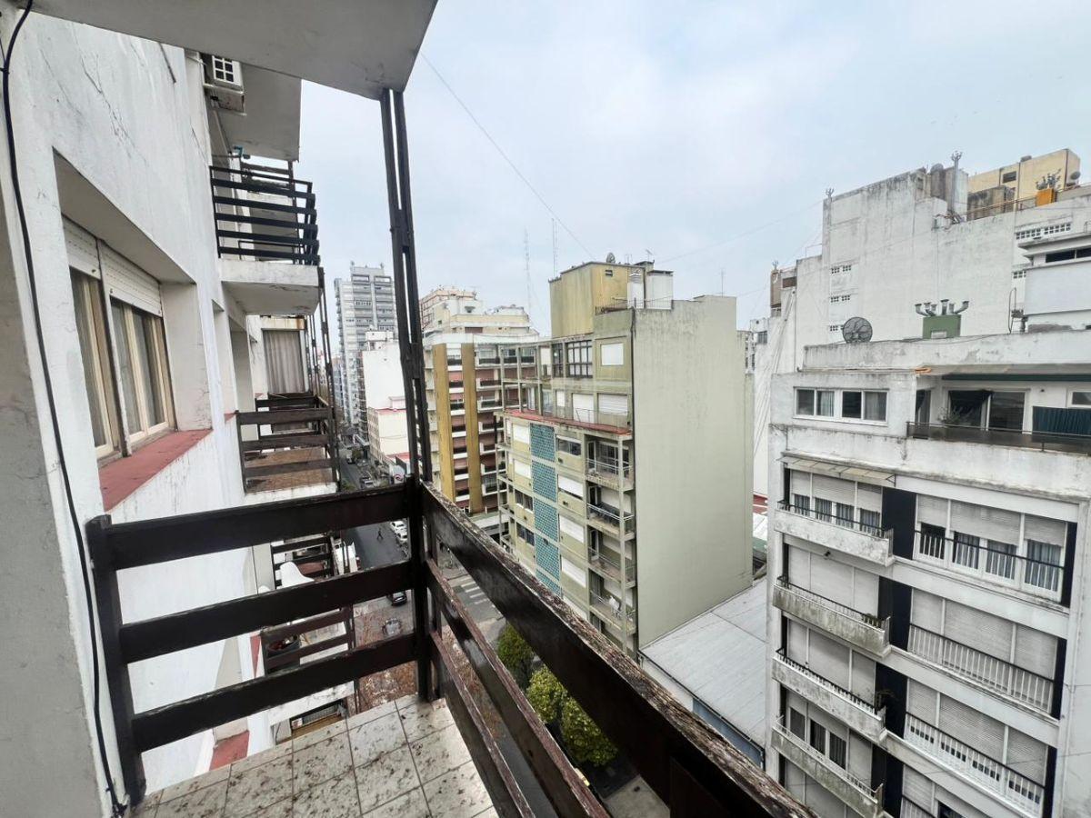 Foto de 2 ambientes con cochera y balcon a la calle. (Santiago del Estero 1700), imagen 5