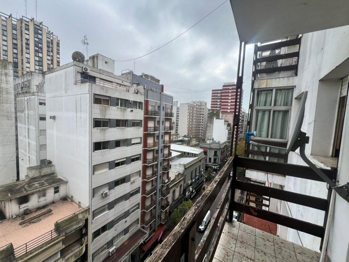 Foto de 2 ambientes con cochera y balcon a la calle. (Santiago del Estero 1700), imagen 2