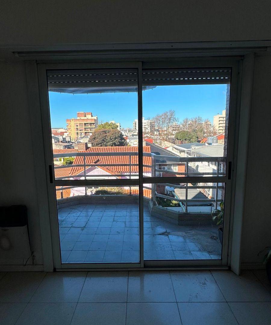 Foto de Semi piso 3 ambientes con cochera - Hipolito Irigoyen 3100, imagen 3