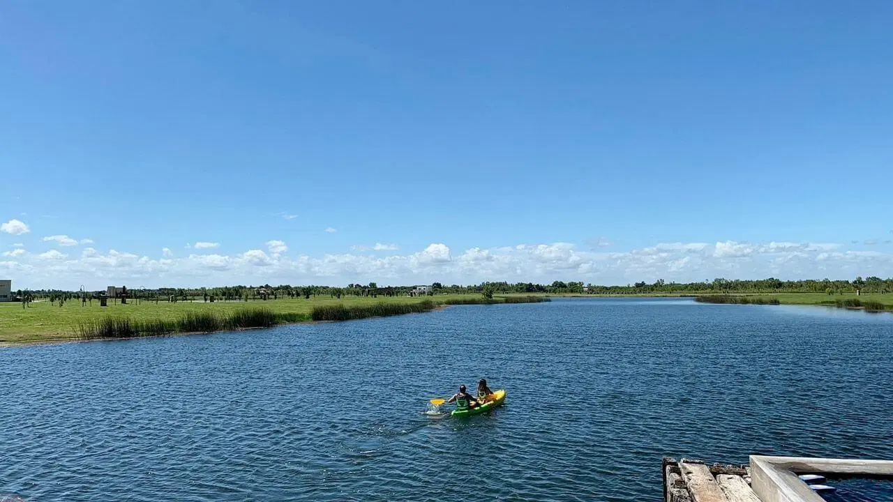 Terreno en venta al lago central en El Naudir 3