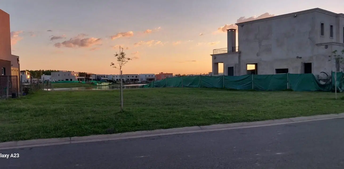 Terreno en venta a la laguna (orientación Norte) 2