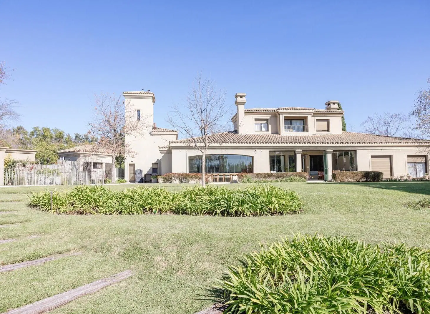 Espectacular casa sobre laguna. Zona Nordelta. C/ posibilidad cancha de tenis / futbol 5. Suite PB 2