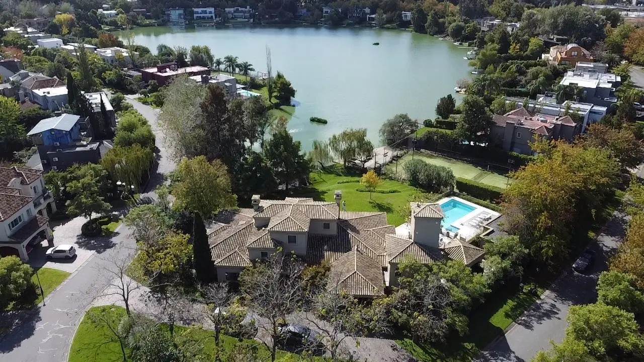 Espectacular casa sobre laguna. Zona Nordelta. C/ posibilidad cancha de tenis / futbol 5. Suite PB 4