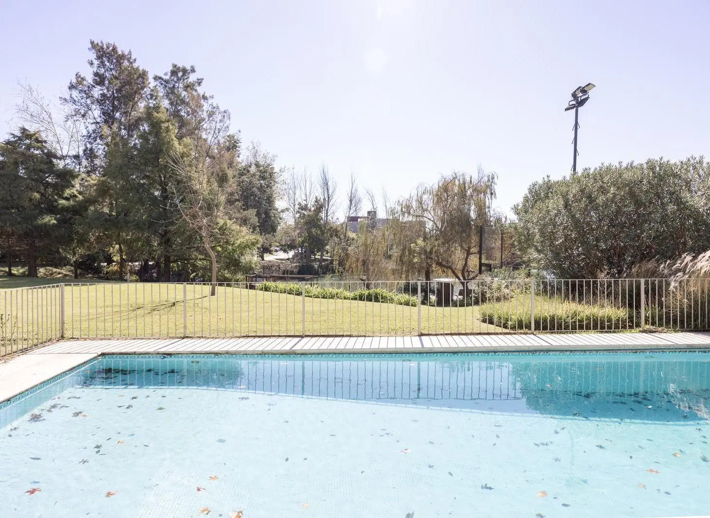Espectacular casa sobre laguna. Zona Nordelta. C/ posibilidad cancha de tenis / futbol 5. Suite PB 5