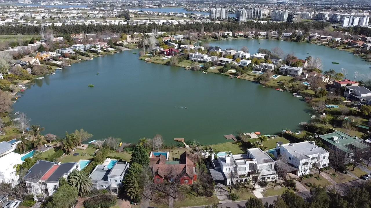 Casa en venta a la laguna en Barrio Altamira