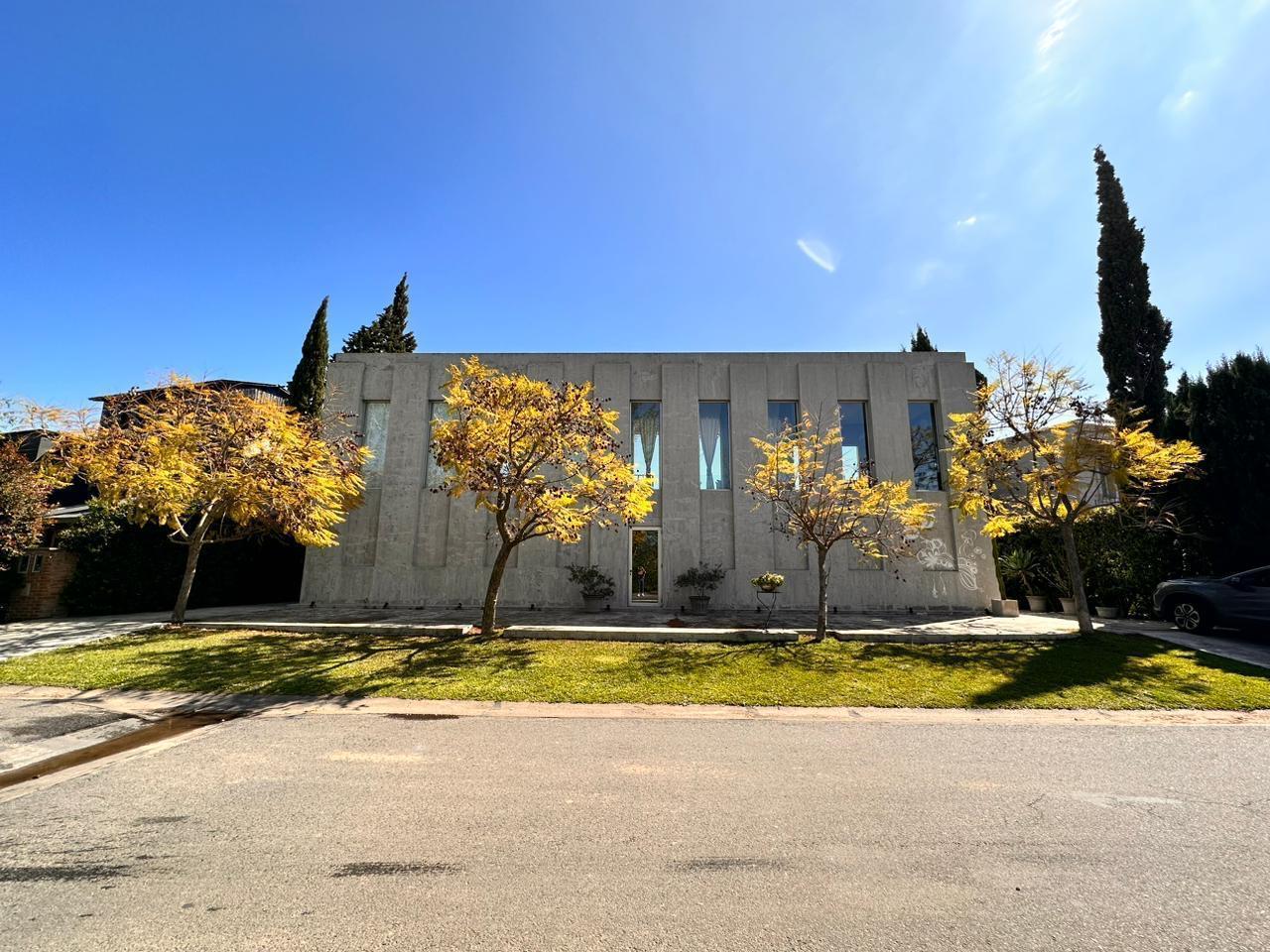 Foto de Barrio Altamira - Casa a la laguna en venta, imagen 2