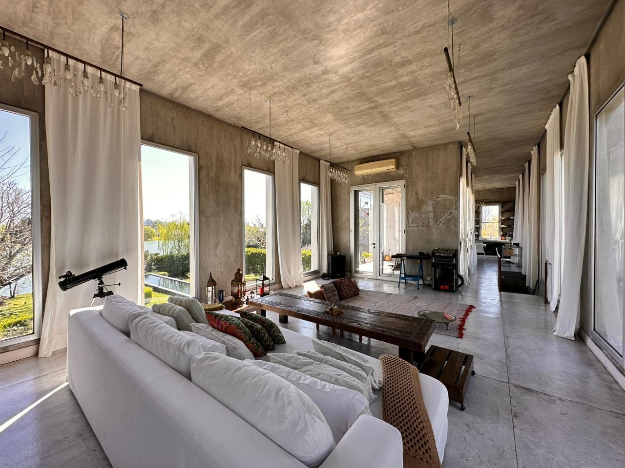 Foto de Barrio Altamira - Casa a la laguna en venta, imagen 1