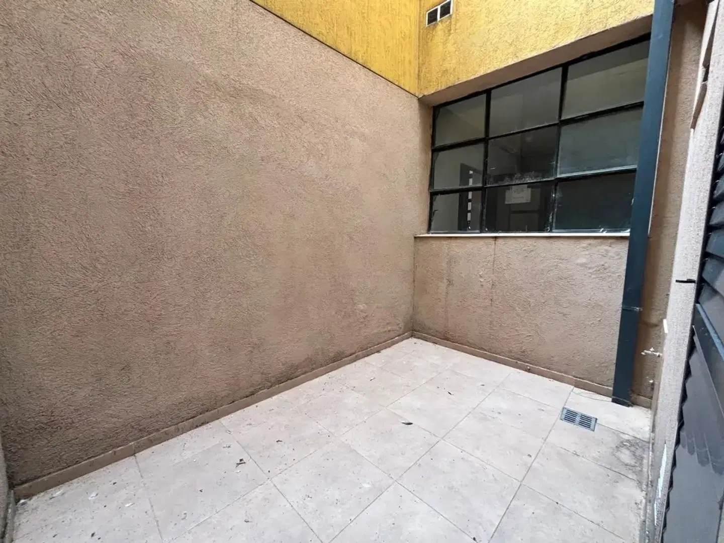 LOCAL - BARRIO CENTRO - HIPÓLITO IRIGOYEN 2454 2
