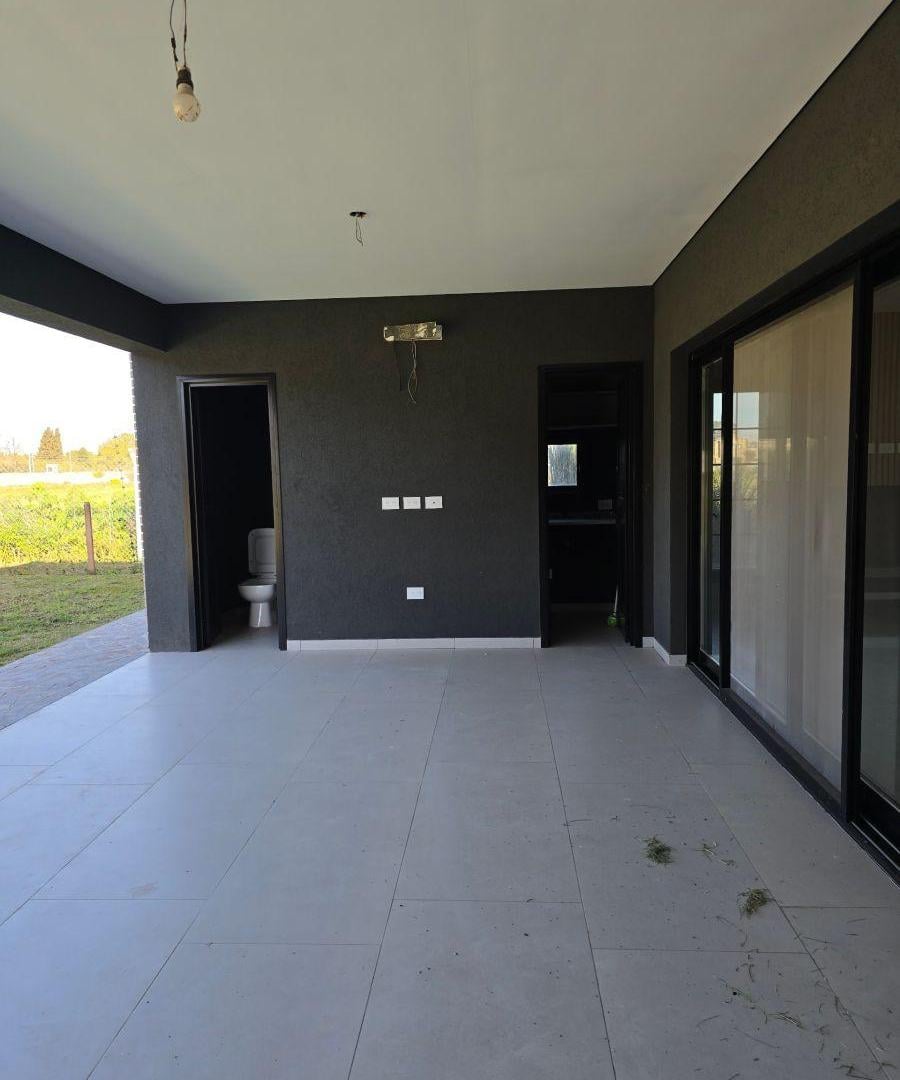 Foto de Casa en Venta en Canning - 5 ambientes con Piscina en Barrio Canning, imagen 3