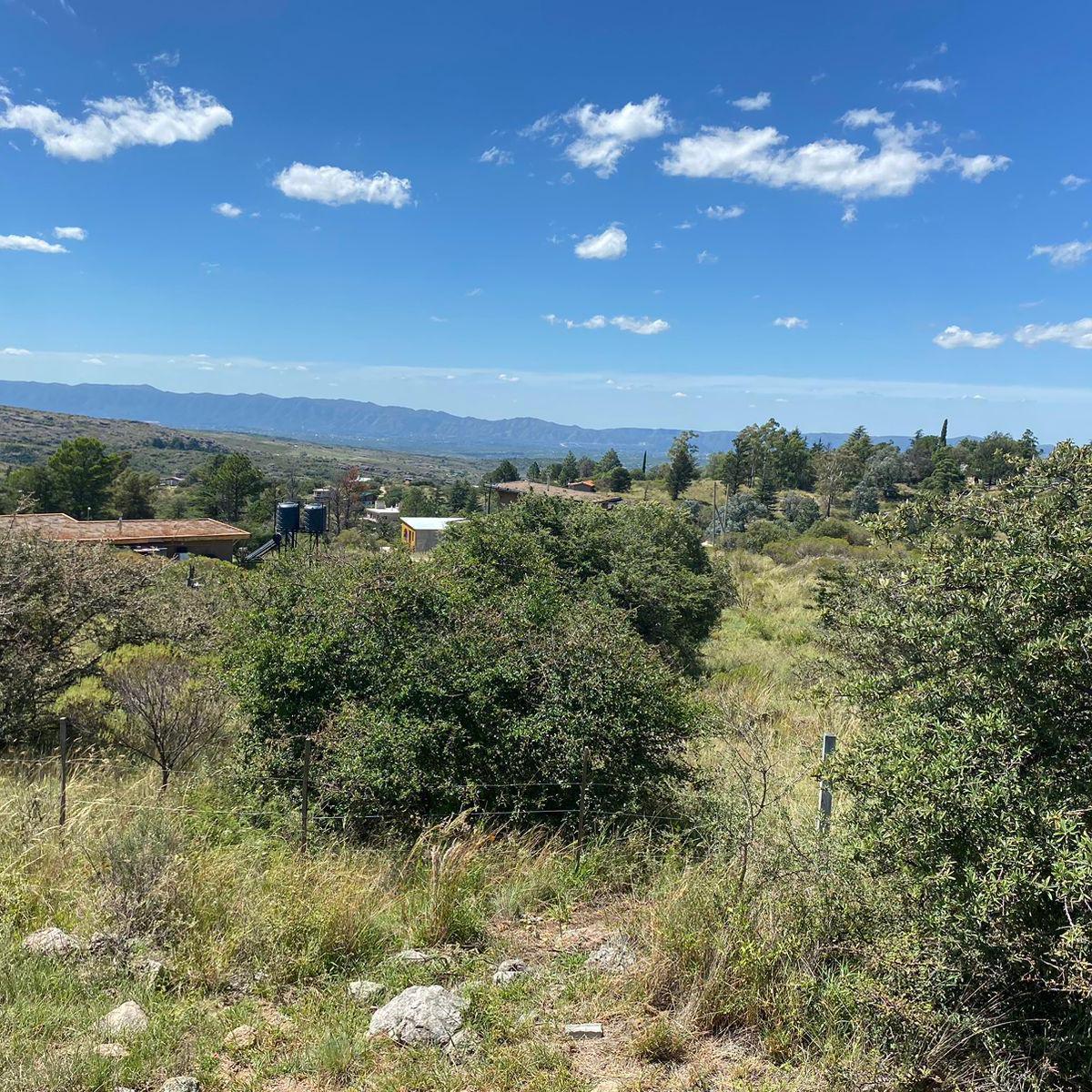 Se Vende Terreno en Tanti Lomas de 800 m² 2