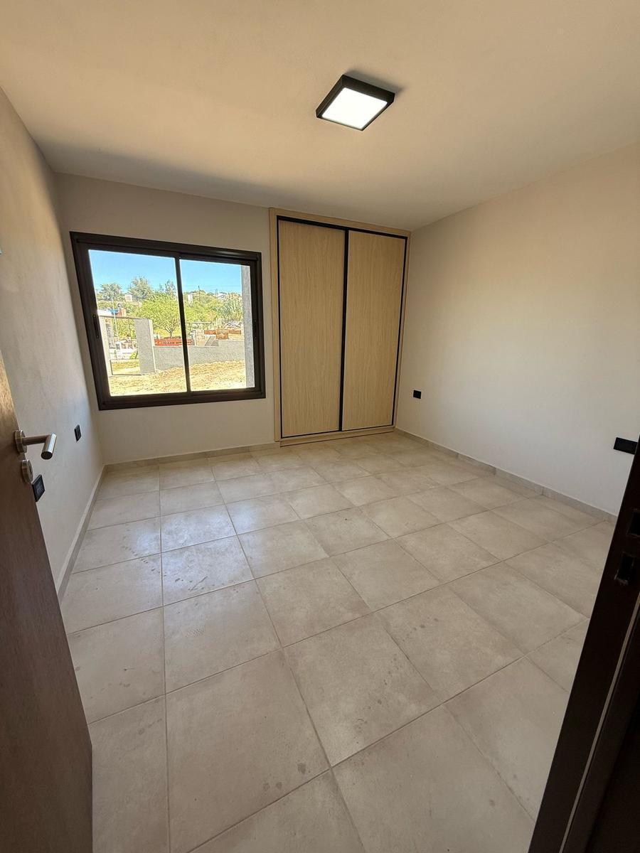 Se Vende Casa Terminada de 2 Dorm. en Valle del Sol, Villa Santa Cruz del Lago. 3