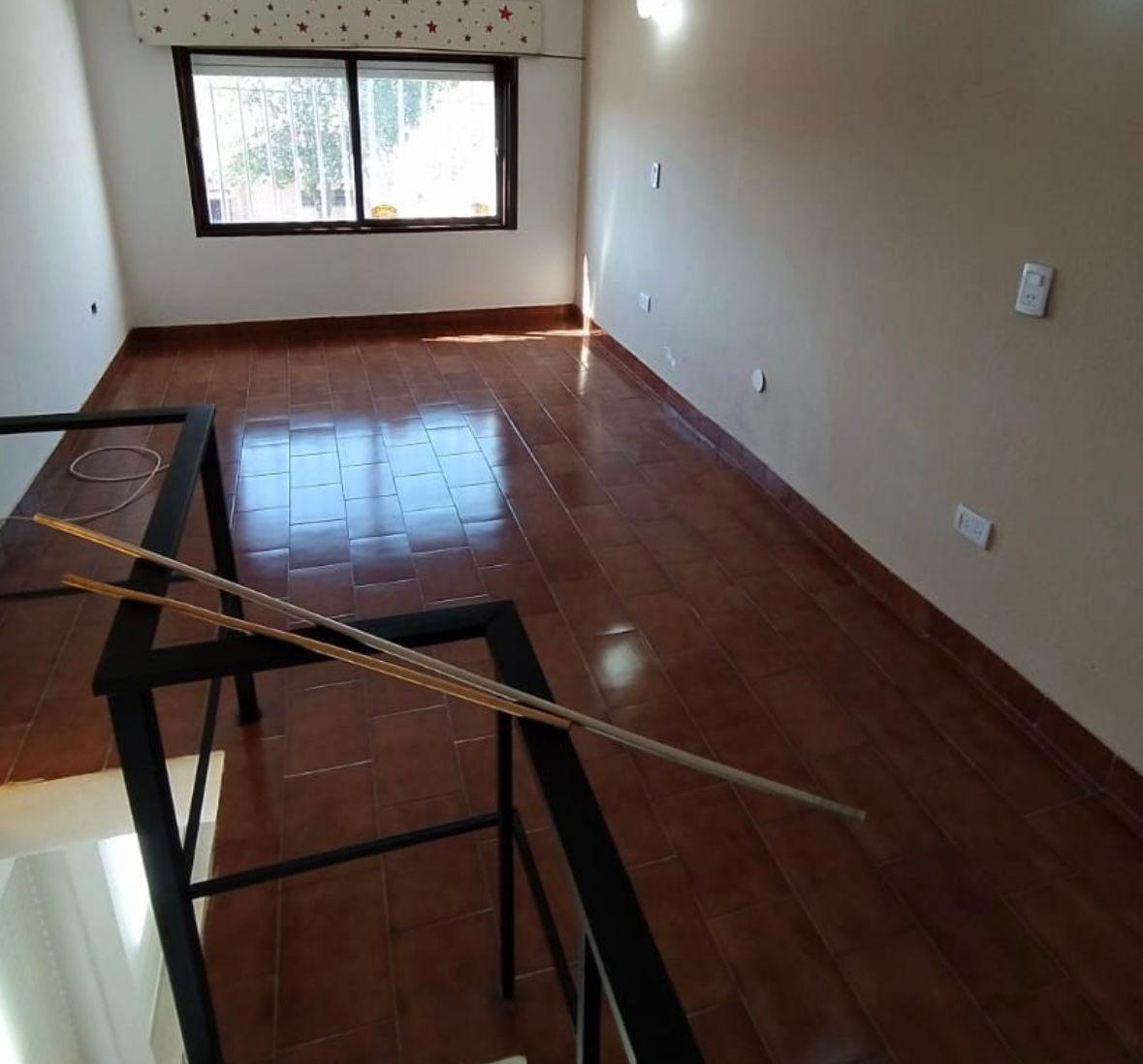 Se Vende Propiedad de Dos Dorm. Mas Departamento y Local en Barrio Jose Muñoz 4