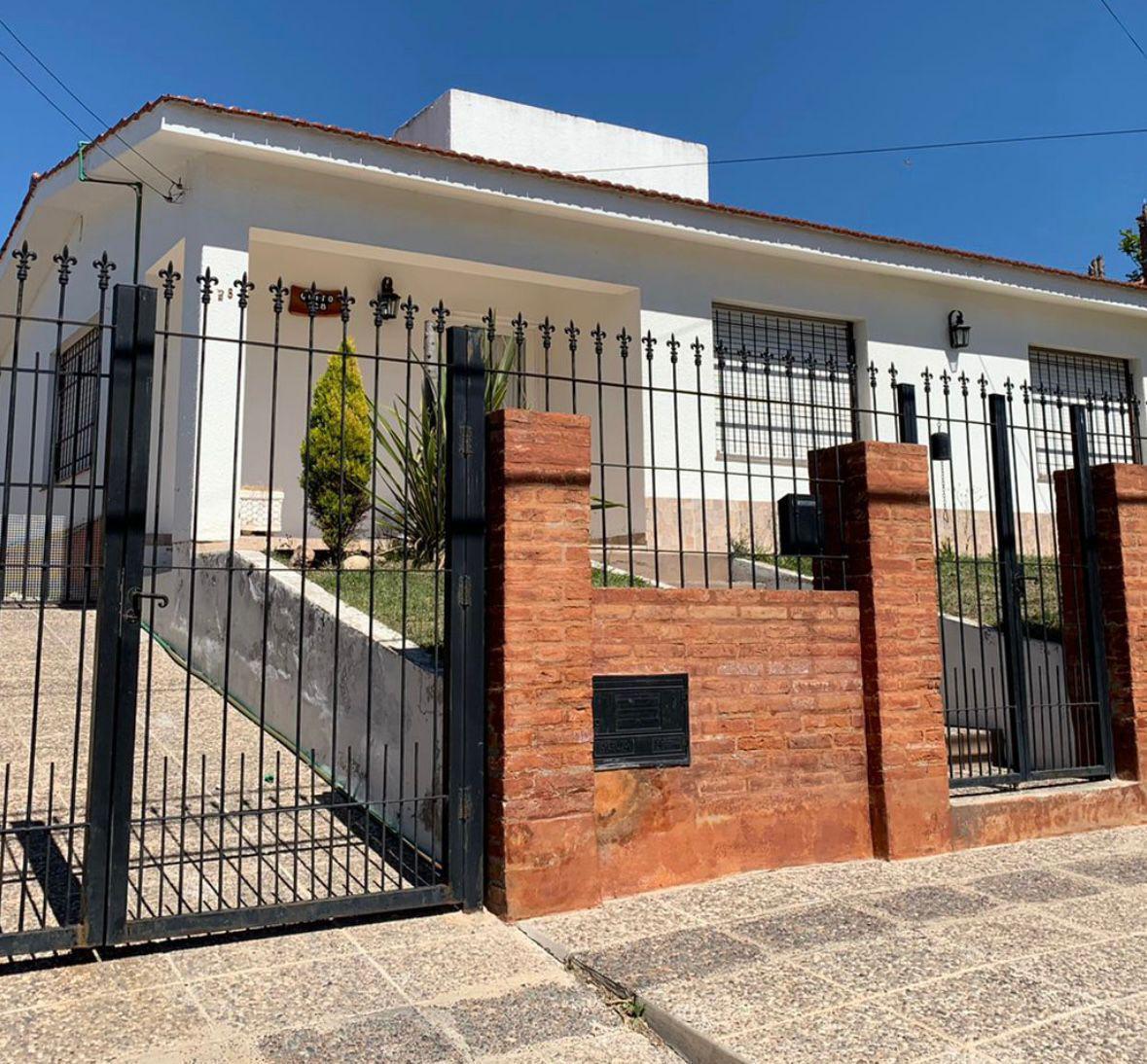 SE VENDE CASA EN BARRIO LA QUINTA CERCANIAS AL CENTRO, VILLA CARLOZ PAZ.