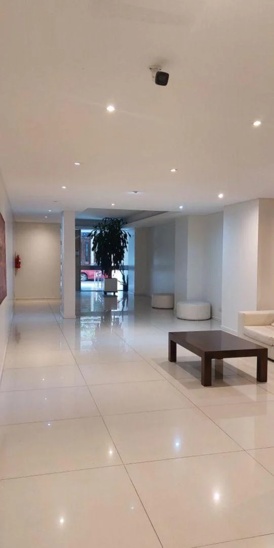 Excelente monoambiente con balcon c/parrilla. Full amenities.
