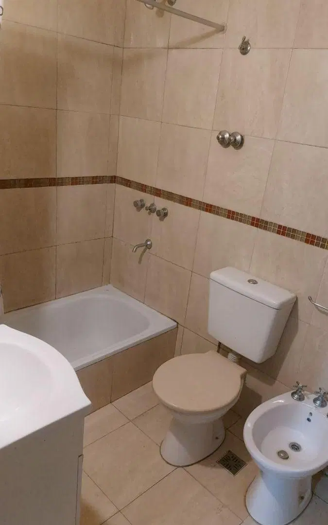 Monoambiente en alquiler. Ajuste semestral. Servicios incluidos 3