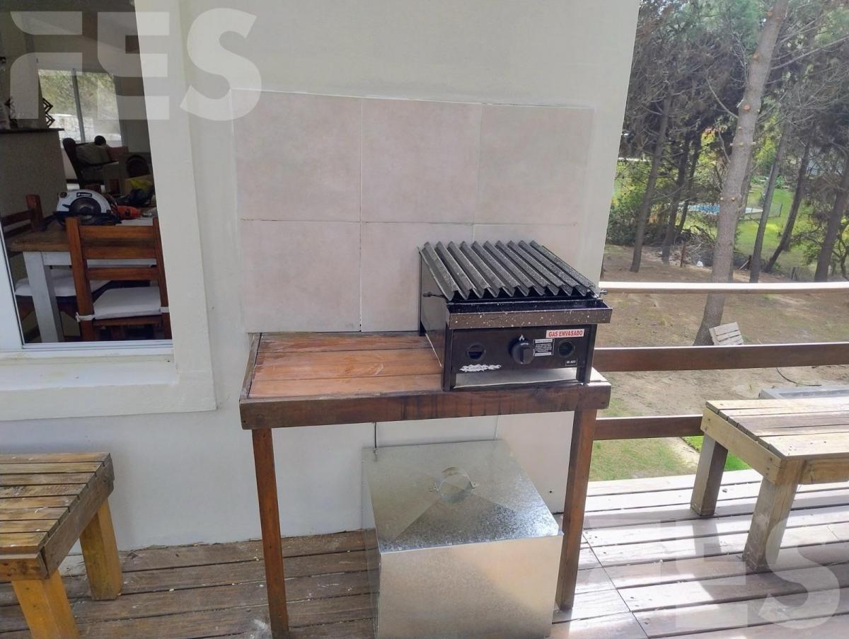 Casa en Alquiler y Venta con 4 Dorm. Barrio Residencial I Costa Esmeralda 1