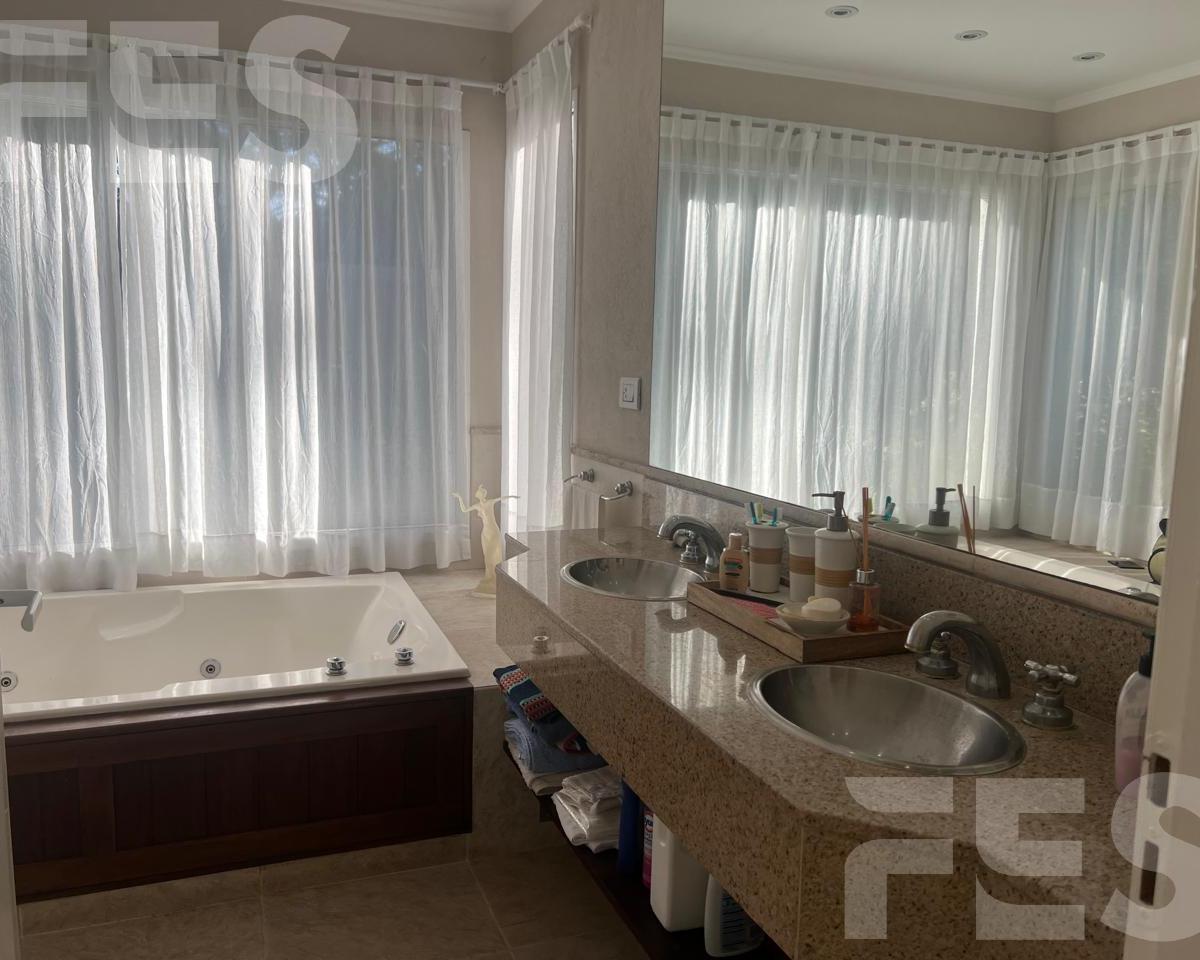 Casa en Venta - 5 ambientes - con pileta - en Carilo Apto Credito Excelente Oportunidad -