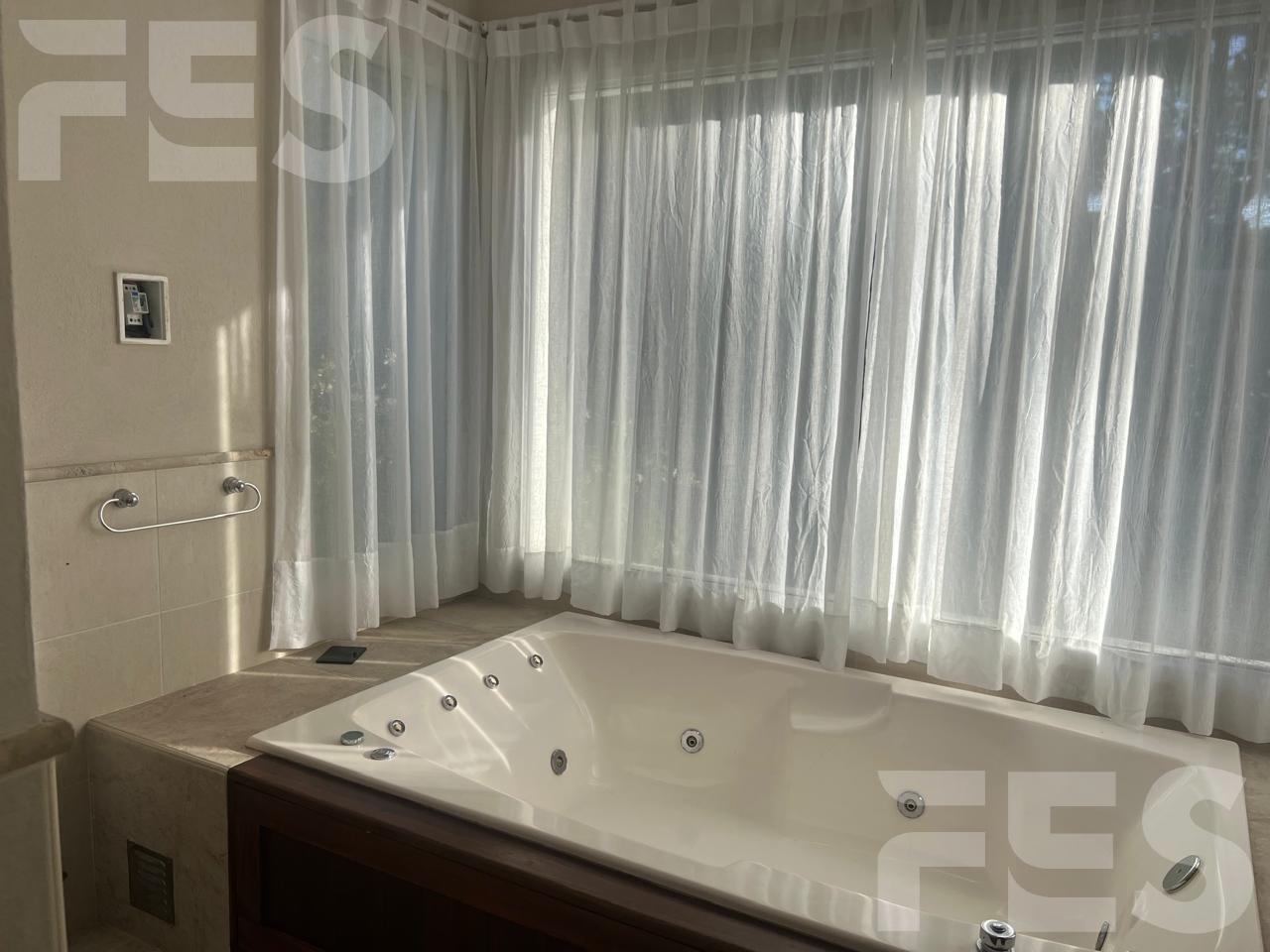 Foto de Casa en Venta - alquiler temporario con pileta - en Carilo Apto Credito, imagen 5