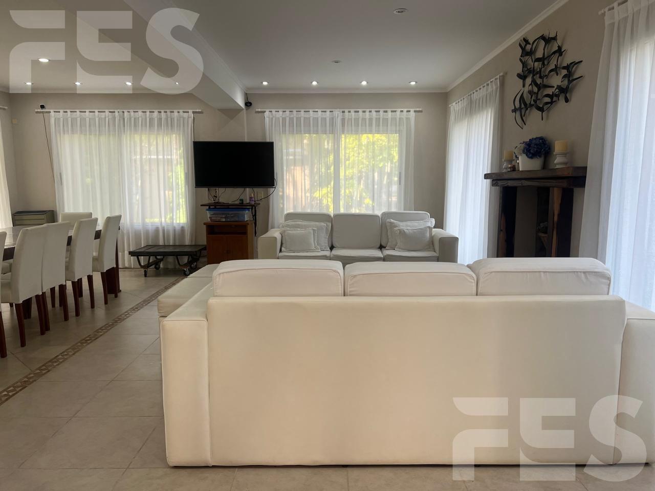 Foto de Casa en Venta - alquiler temporario con pileta - en Carilo Apto Credito, imagen 3