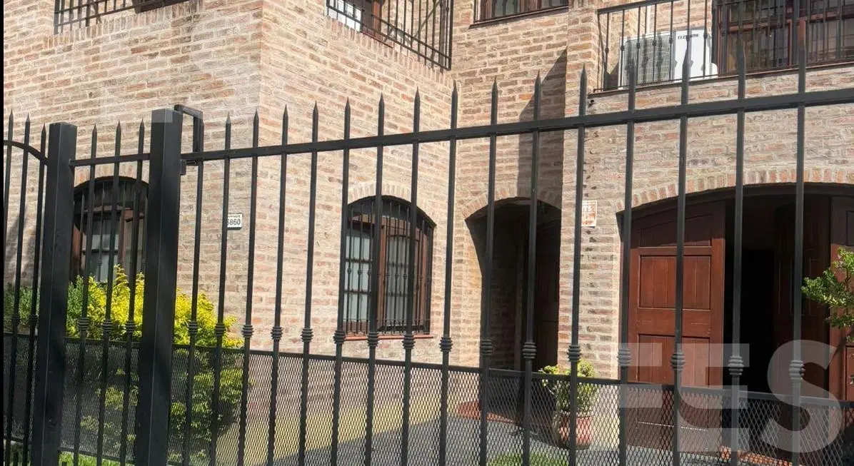 CASA A LA  VENTA 4 AMB. JARDIN APTA CREDITO. LUGANO 2